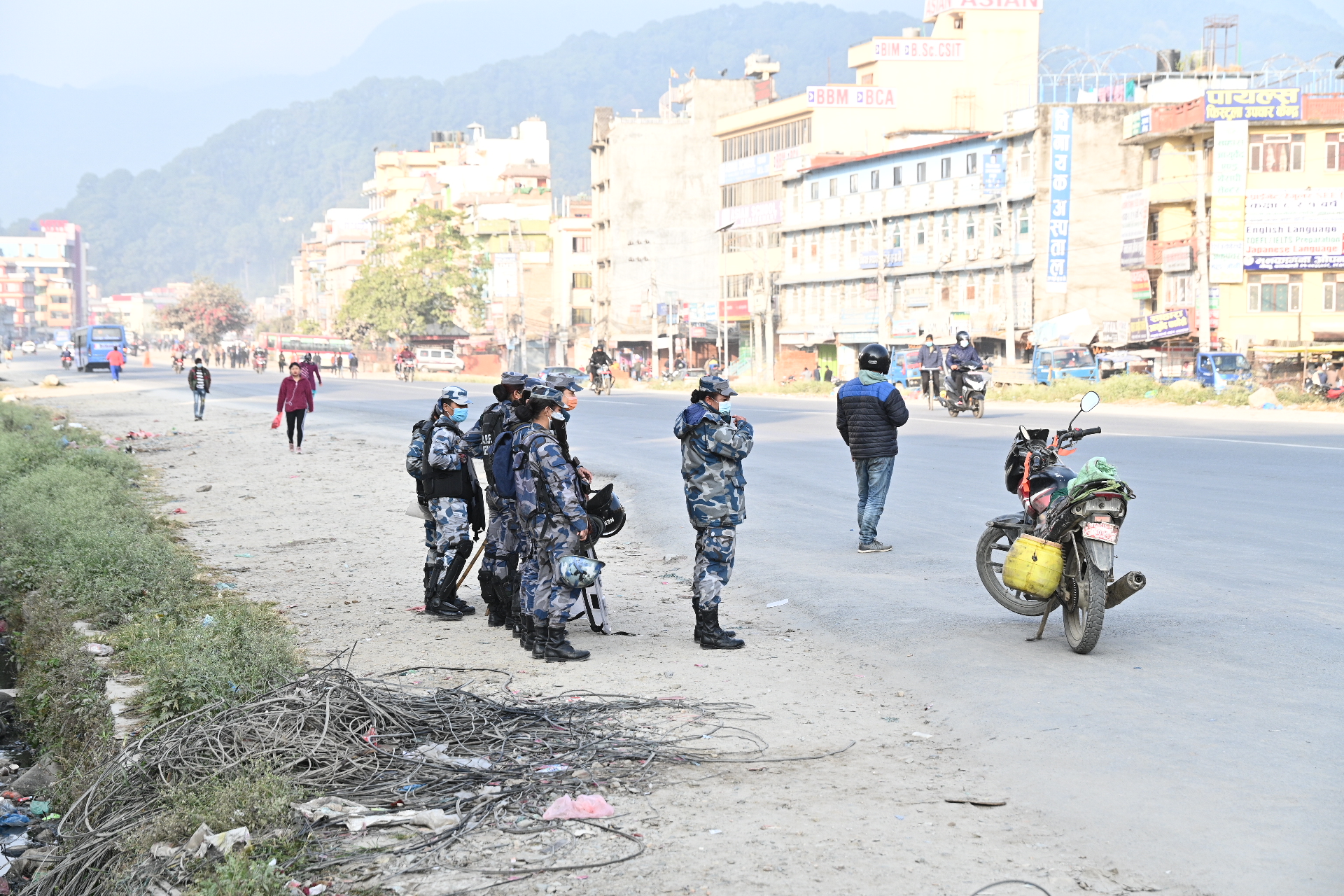 पाेखरामा बन्द गराउँदै हिँड्ने आठ जना पक्राउ